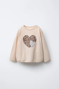 T-SHIRT AVEC INSCRIPTION ET PIÈCES