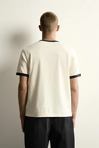 T-SHIRT BASIQUE À LISERÉ CONTRASTANT