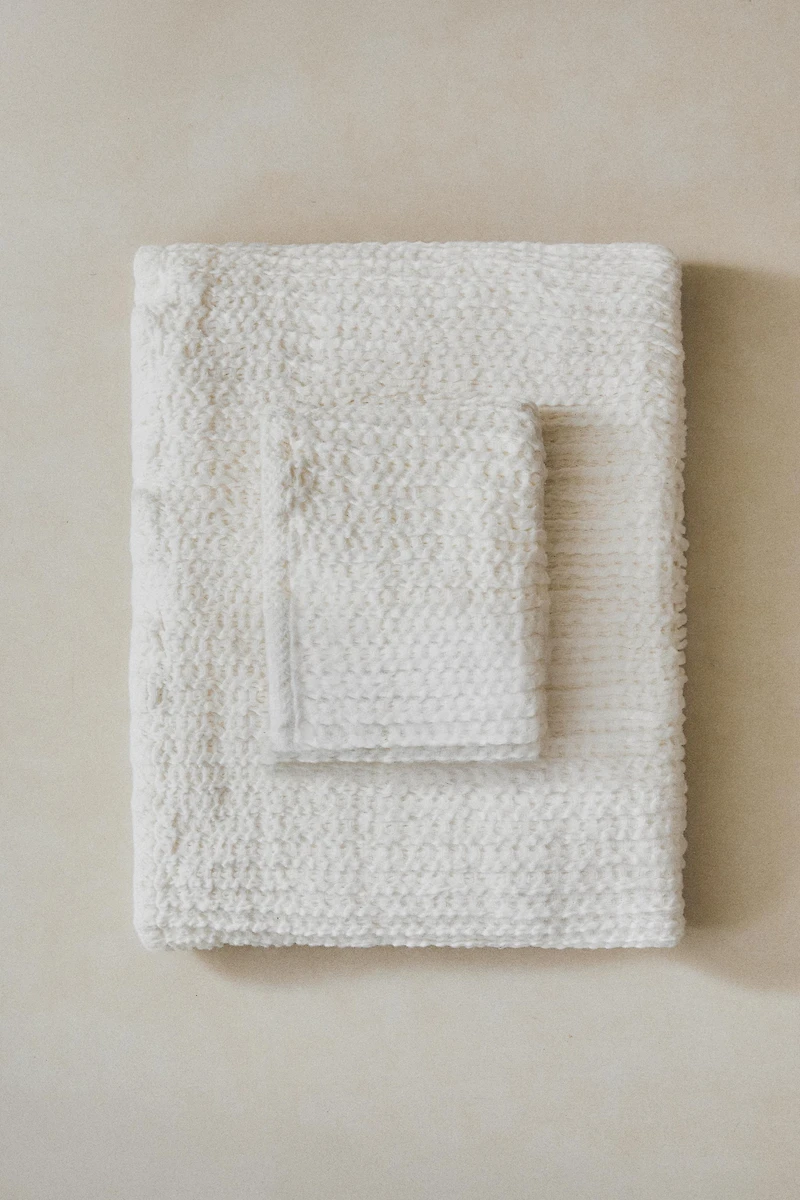 WAFFLE-KNIT BATH TOWEL WITH PLAIN BORDER