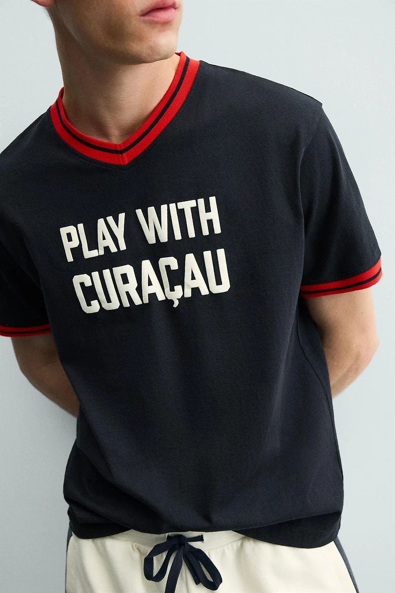 T-SHIRT CONTRASTE INSCRIPTION IMPRIMÉE