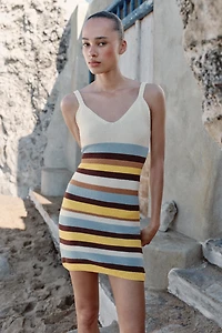ROBE COURTE EN MAILLE À RAYURES