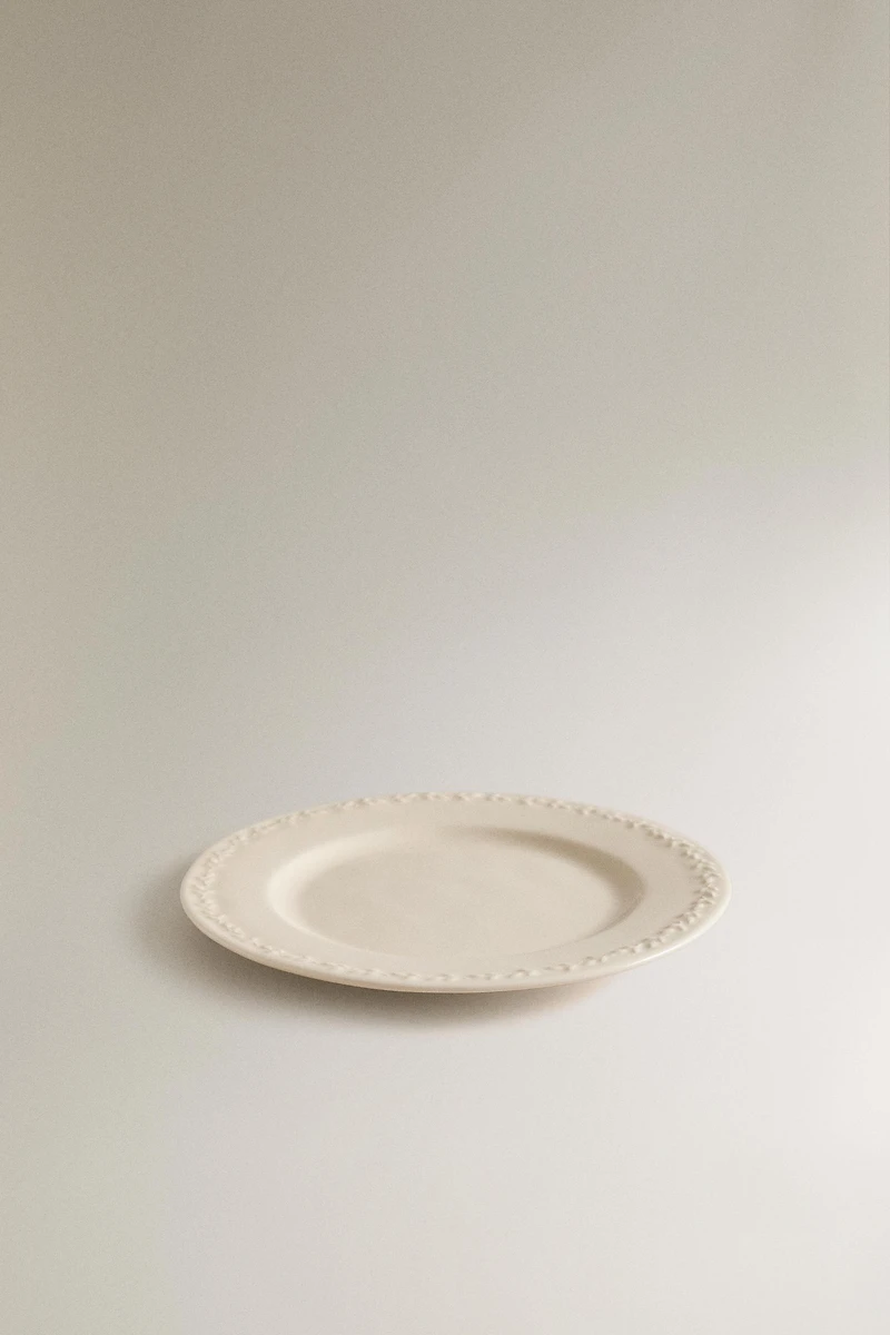 ASSIETTE À DESSERT EN FAÏENCE BORDE RELIEF