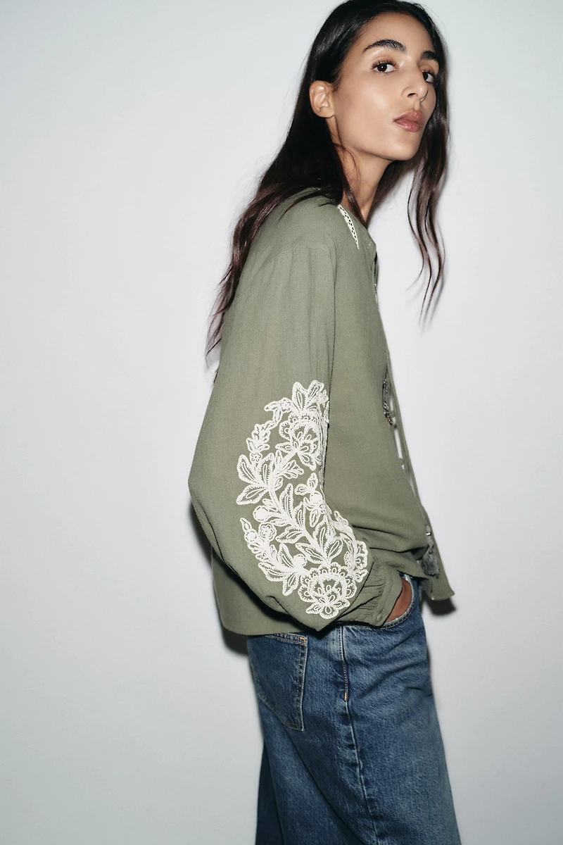 CONTRAST EMBROIDERY BLOUSE