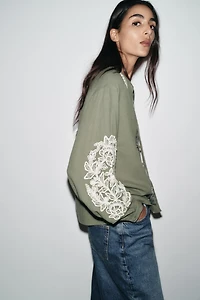 CONTRAST EMBROIDERY BLOUSE
