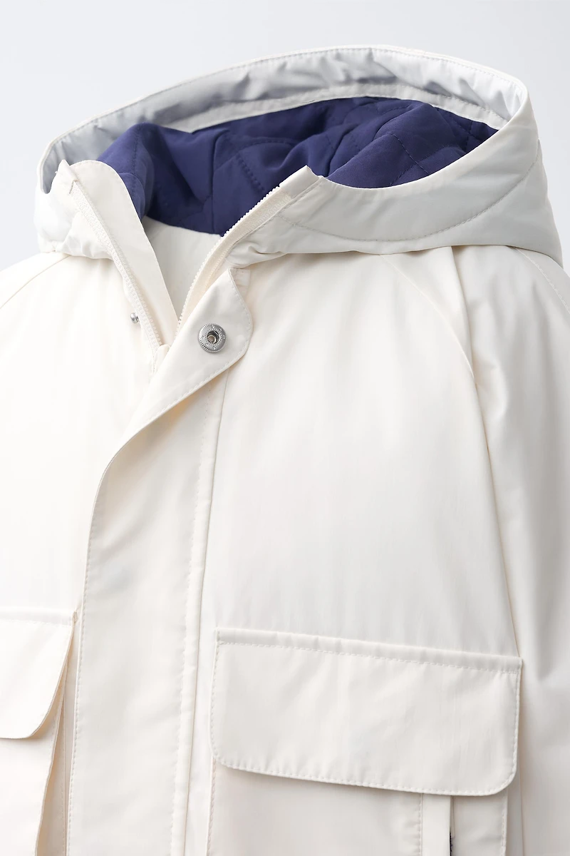PARKA DÉPERLANTE À DÉTAILS CONTRASTÉS