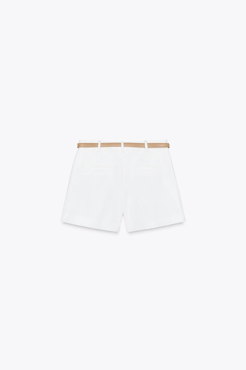 SHORT À PINCES ET CEINTURE