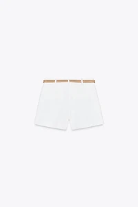 SHORT À PINCES ET CEINTURE