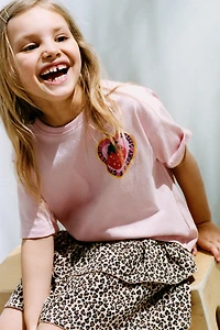 STICKER PRINT T-SHIRT