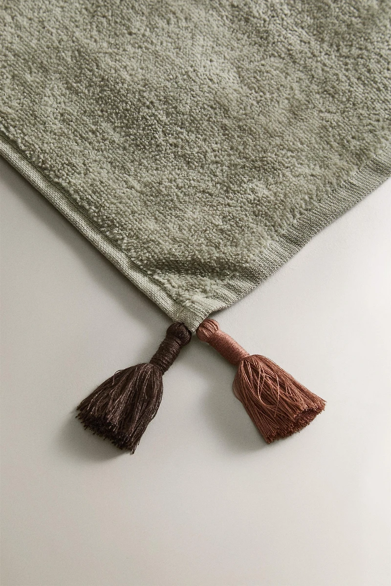 VELOUR BATH TOWEL WITH TASSELS
