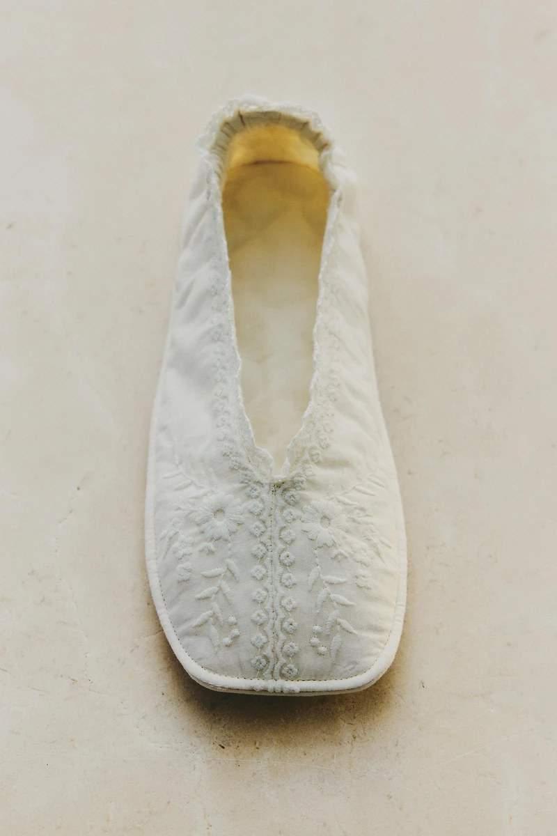 FOLDABLE LACE SLIPPERS