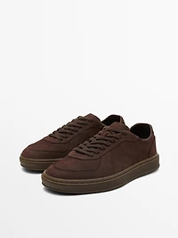 Nubuck trainers with contrast sole