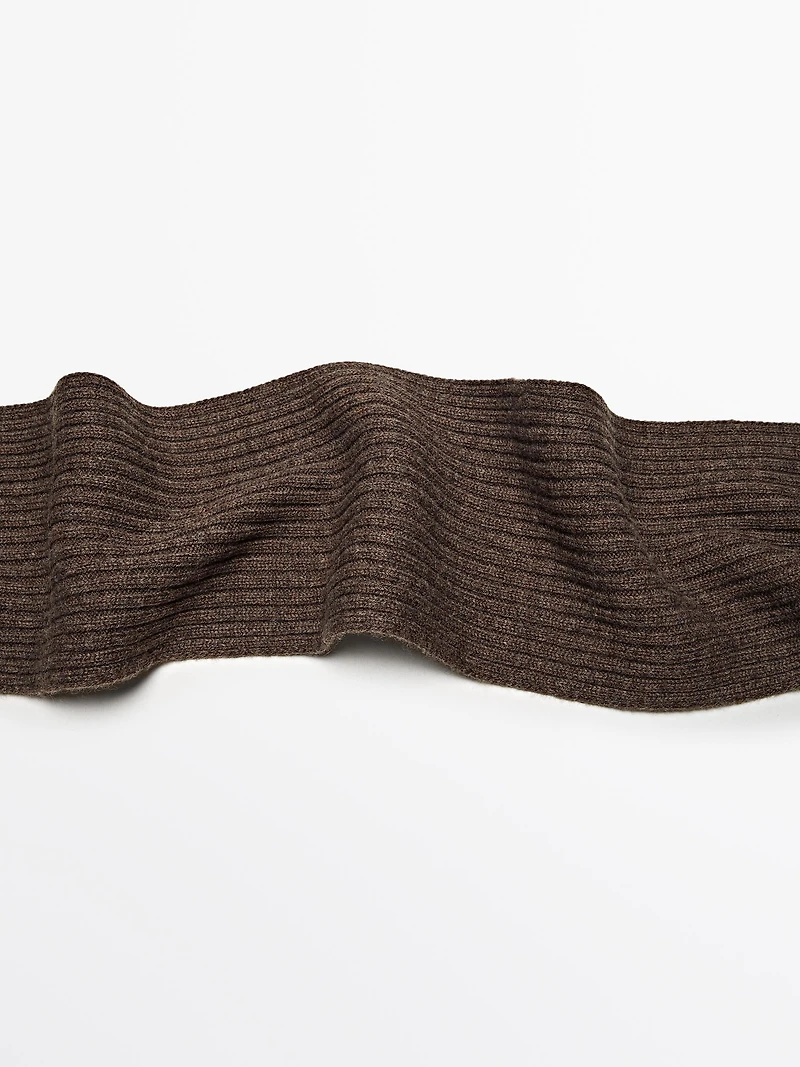 Fine ribbed fabric scarf