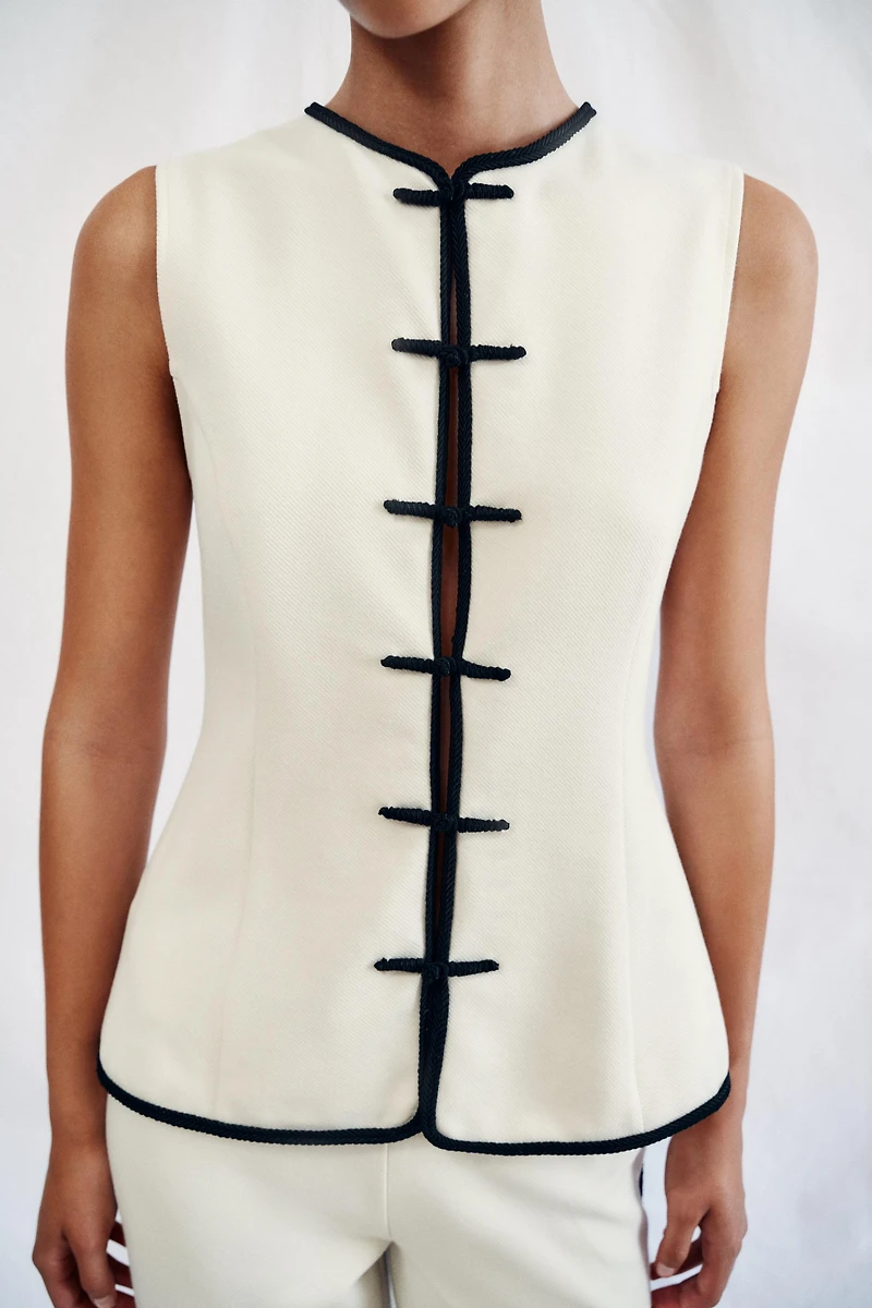 CONTRAST PIPING FROG FASTENING TOP