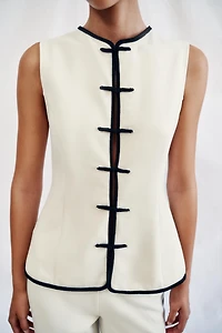 CONTRAST PIPING FROG FASTENING TOP