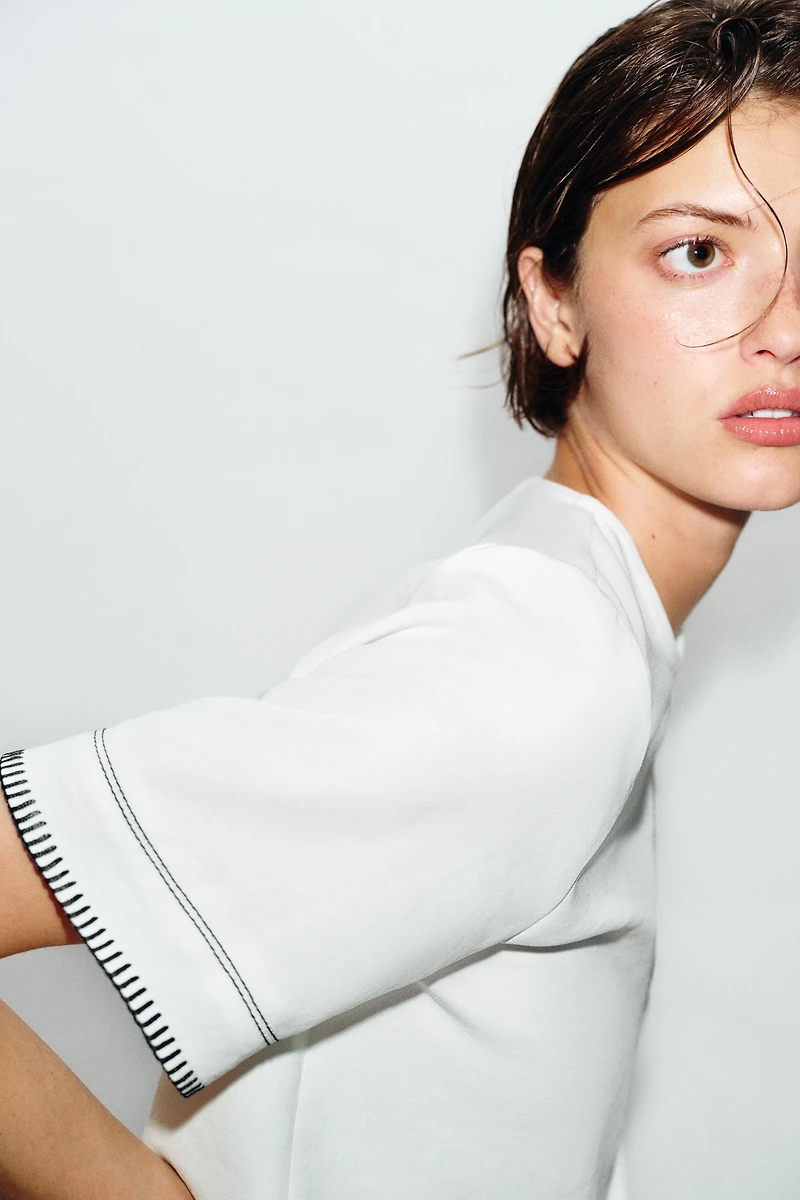 CONTRAST TOPSTITCHED TOP