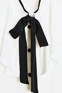 CONTRAST TIE RUFFLE BLOUSE