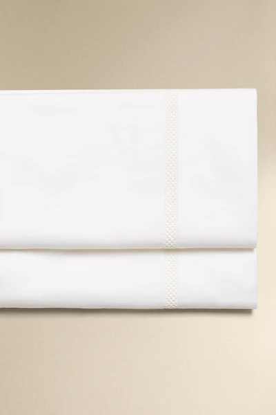 DRAP PLAT SATIN BRODERIE JOUR ÉCHELLE