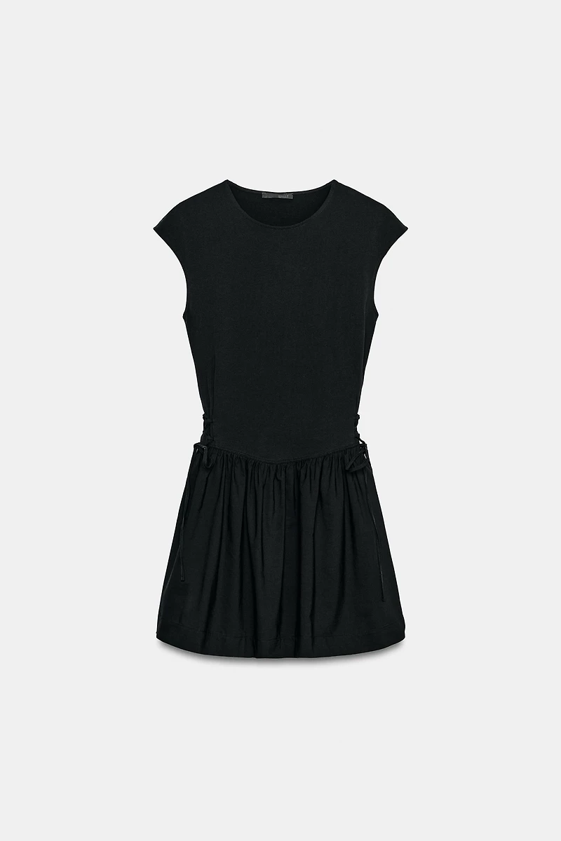 ROBE COURTE EN MATIÈRES VARIÉES