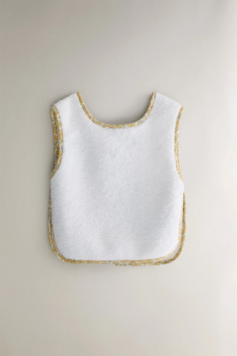 CHILDREN'S BIB WITH FLORAL PIPING