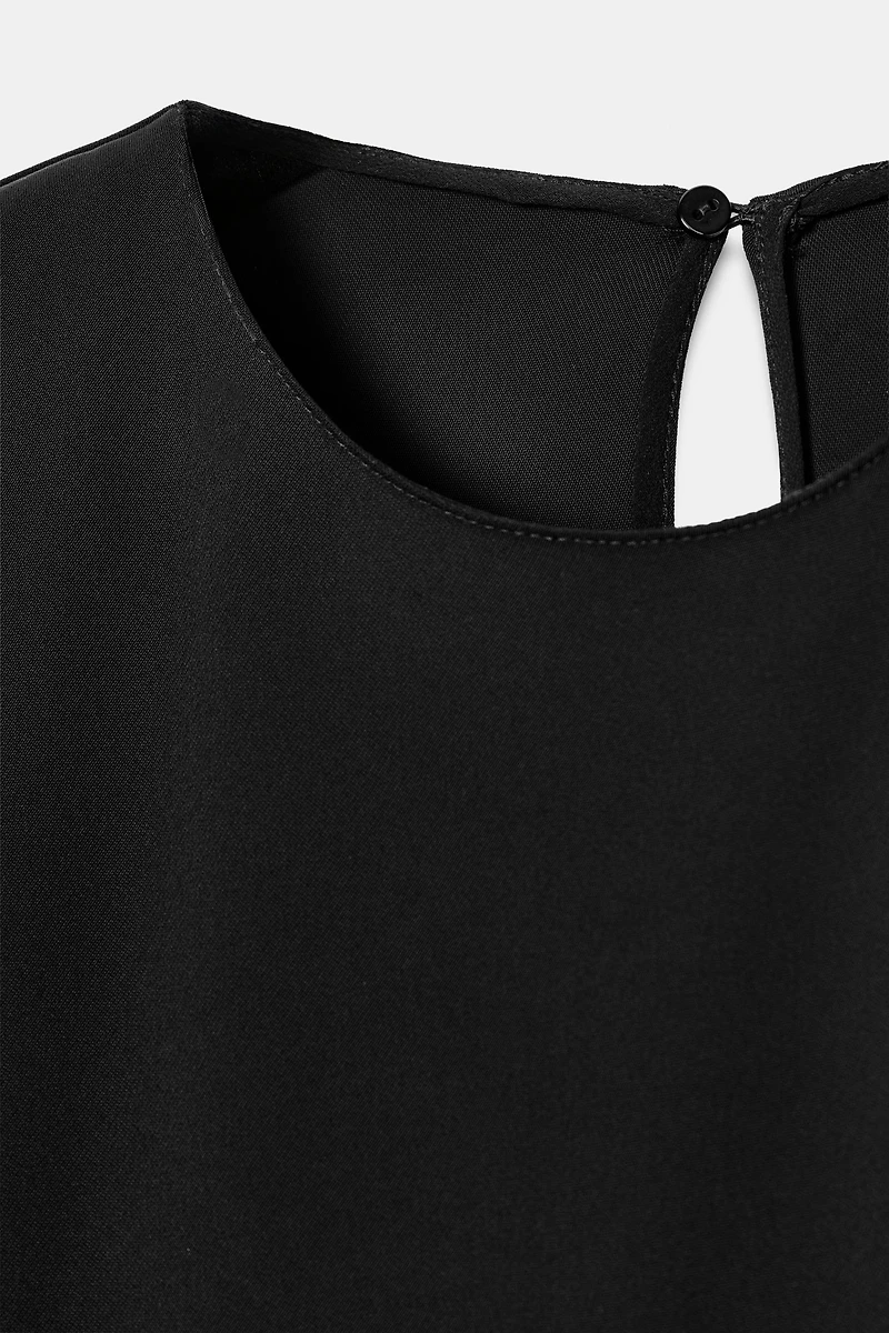 ROBE COURTE À BAS ASYMÉTRIQUE