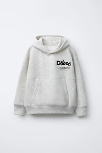 SWEAT À CAPUCHE AVEC INSCRIPTION BOUCLÉE