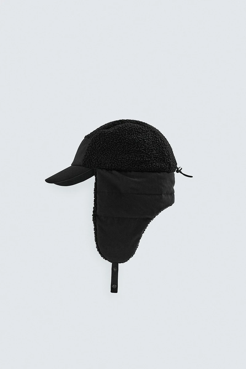 CASQUETTE TECHNIQUE AVEC CACHE-OREILLES