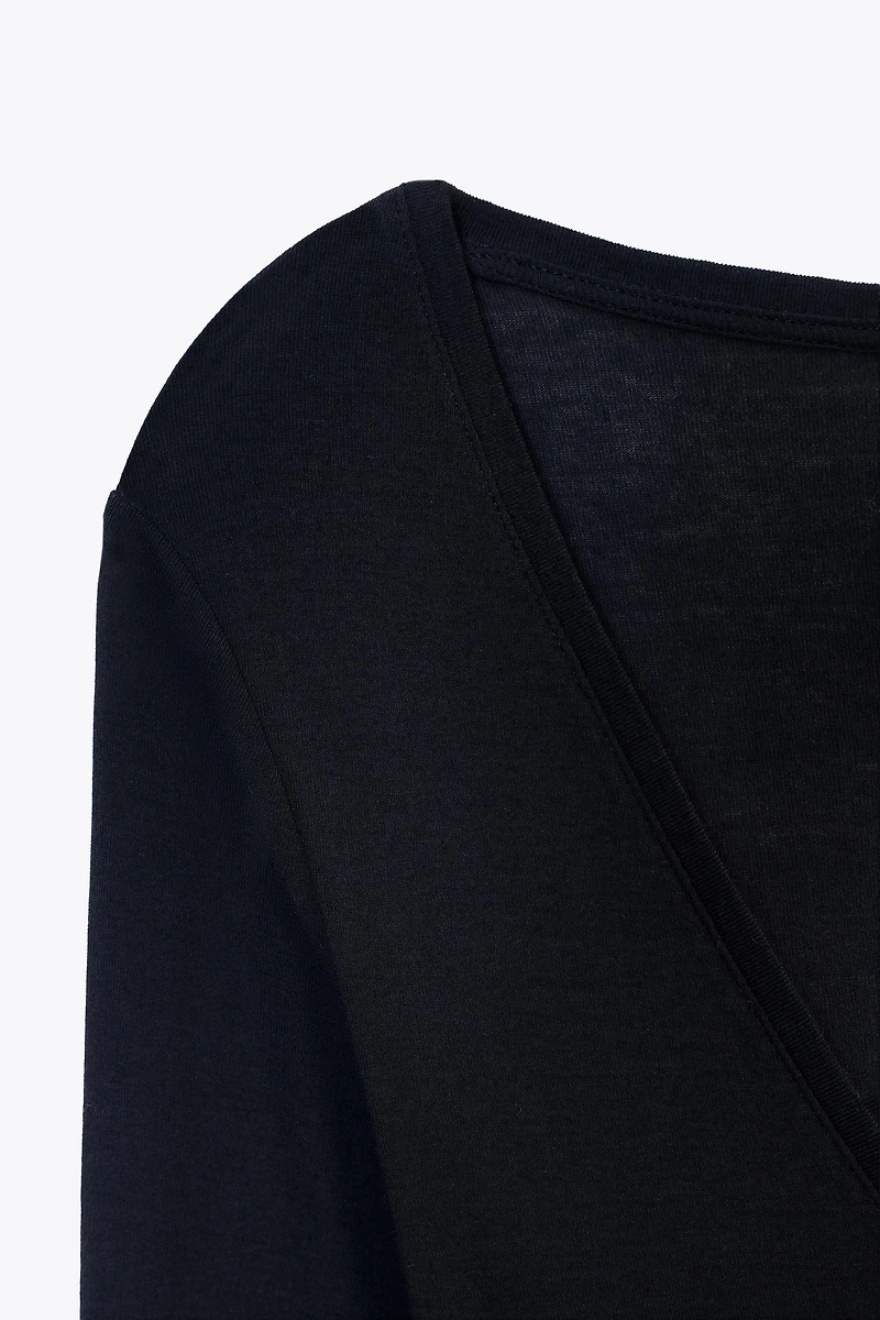 T-SHIRT DÉCOLLETÉ EN V
