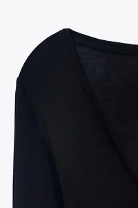 T-SHIRT DÉCOLLETÉ EN V