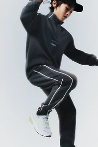 JOGGERS WITH CONTRASTING PIPING