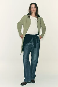 BLOUSON EFFET GOMME AVEC CAPUCHE