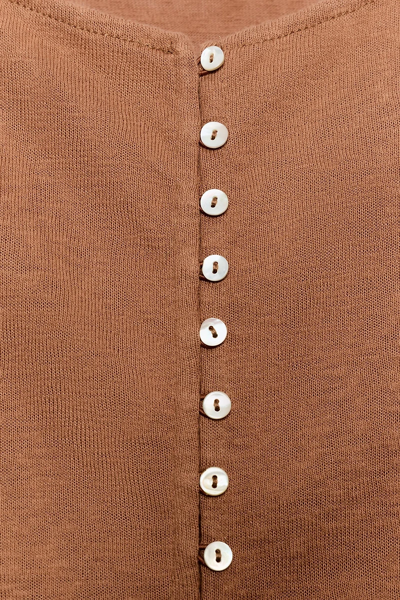 T-SHIRT RUSTIQUE À BOUTONS