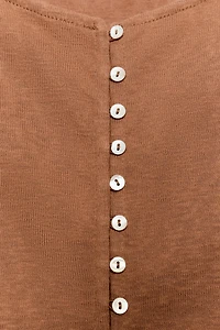 T-SHIRT RUSTIQUE À BOUTONS