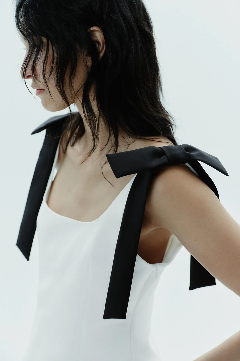 BOW DETAIL STRETCH TOP