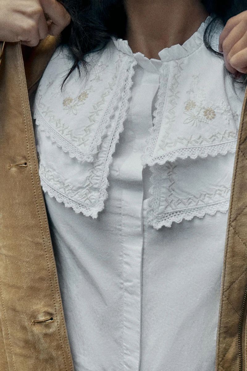 EMBROIDERED PETER PAN COLLAR POPLIN SHIRT