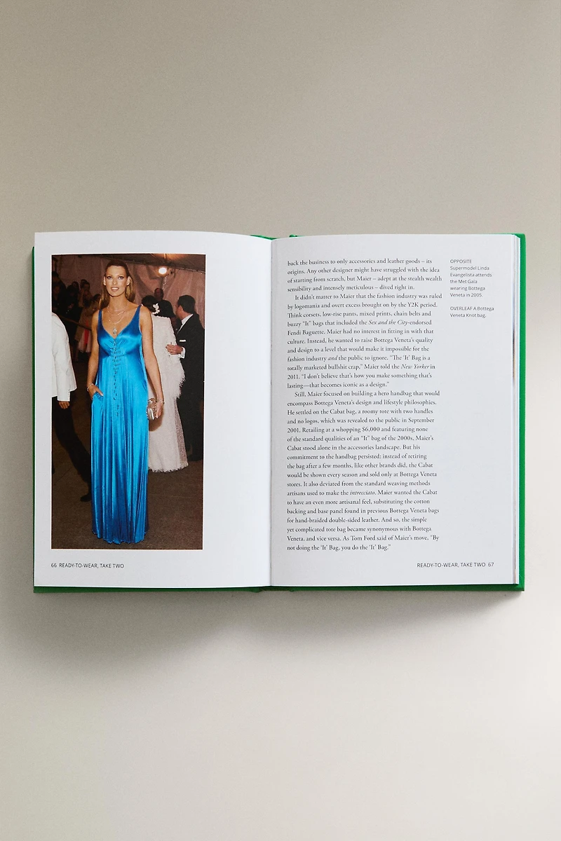 THE LITTLE BOOK OF BOTTEGA VENETA (ENGLISH)