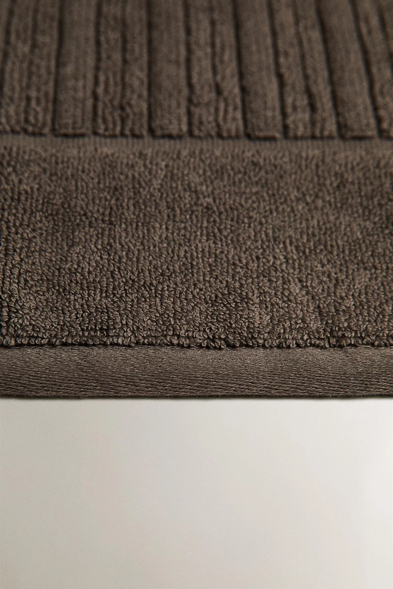 VELOUR TEXTURED STRIPED BATH MAT