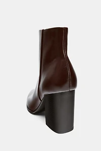 BOTTINES À TALONS LARGES
