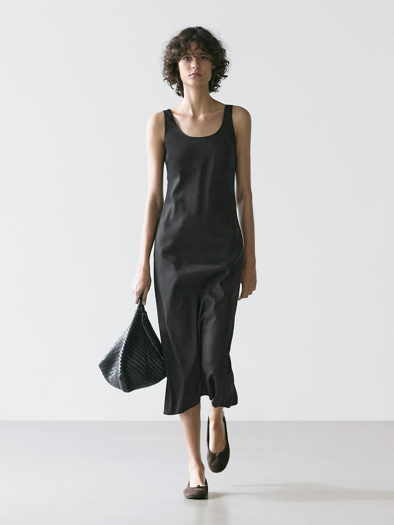 Robe courte à décolleté rond