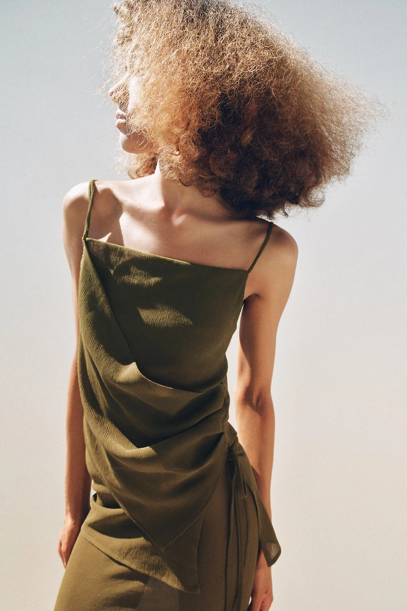 TOP ASYMÉTRIQUE TEXTURÉ SEMI-TRANSPARENT
