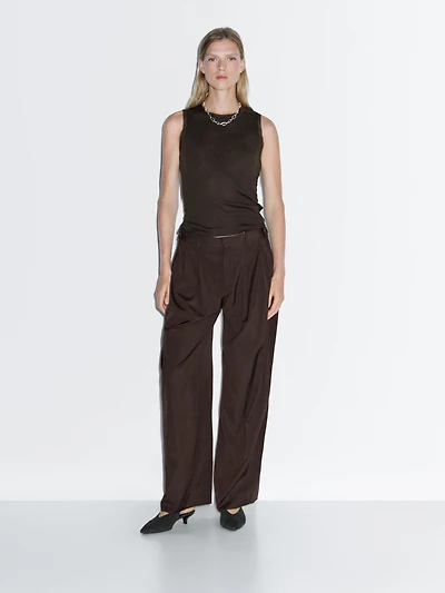 Sleeveless T-shirt with double piping