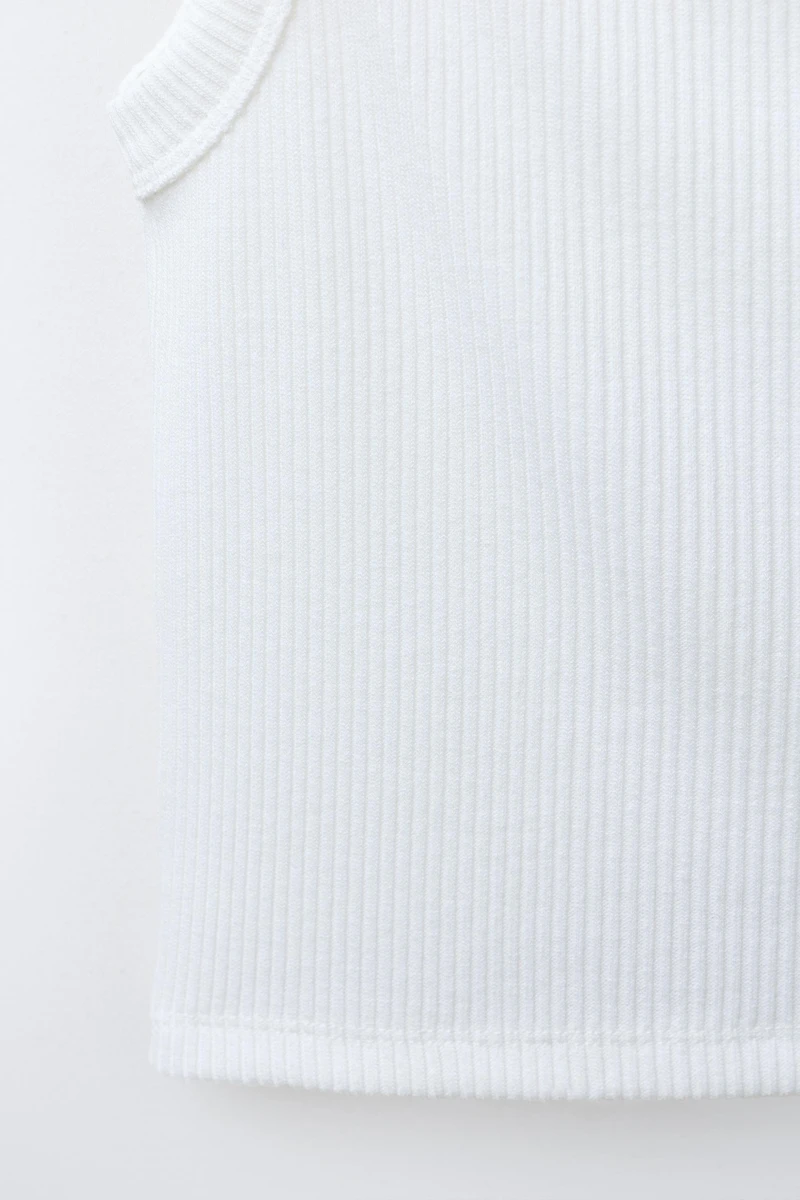 RIBBED T-SHIRT WITH BUCKLES