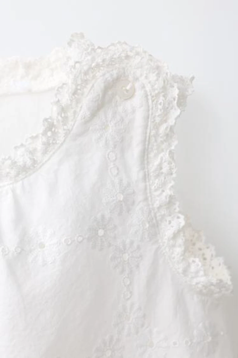 EMBROIDERED LACE TRIM BLOUSE