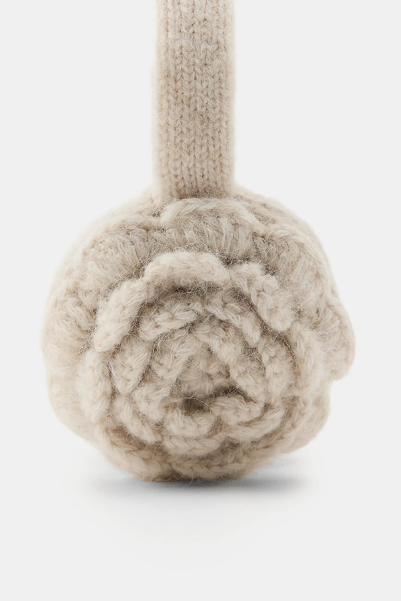 CACHE-OREILLES EN MAILLE CROCHET À FLEURS