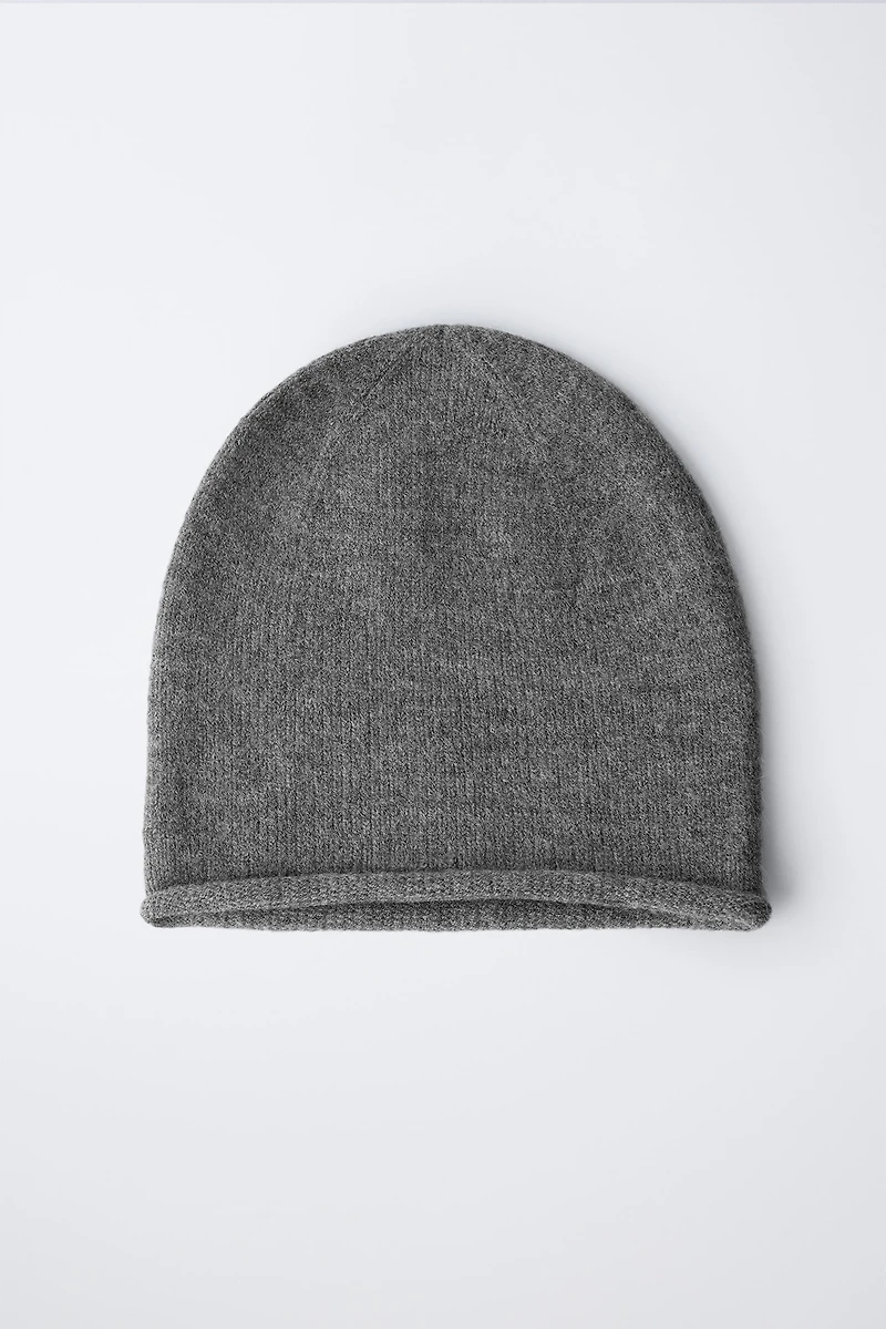 BONNET EN MAILLE AVEC LAINE