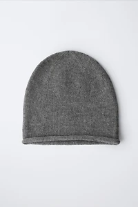 BONNET EN MAILLE AVEC LAINE