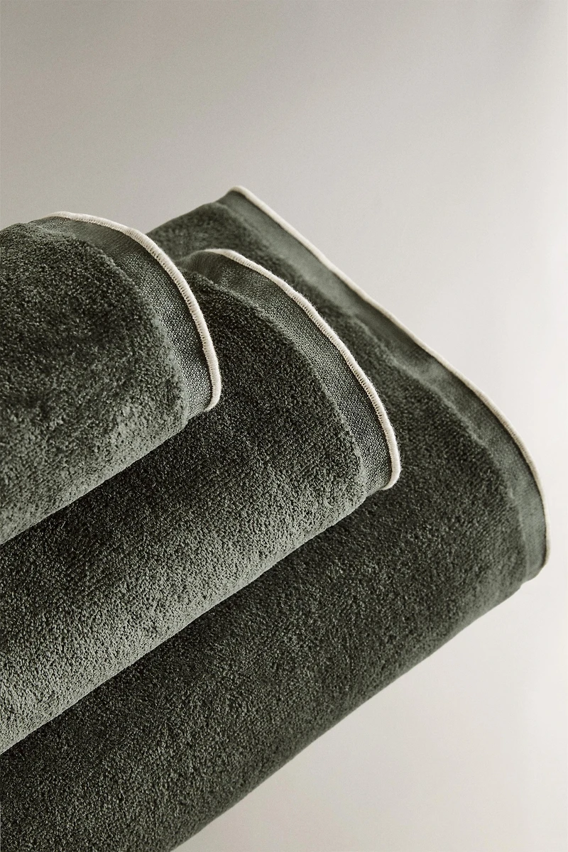VELOUR OVERLOCK BATH TOWEL