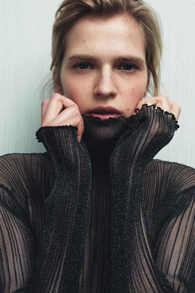 FINE KNIT HIGH NECK TOP