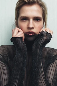 FINE KNIT HIGH NECK TOP
