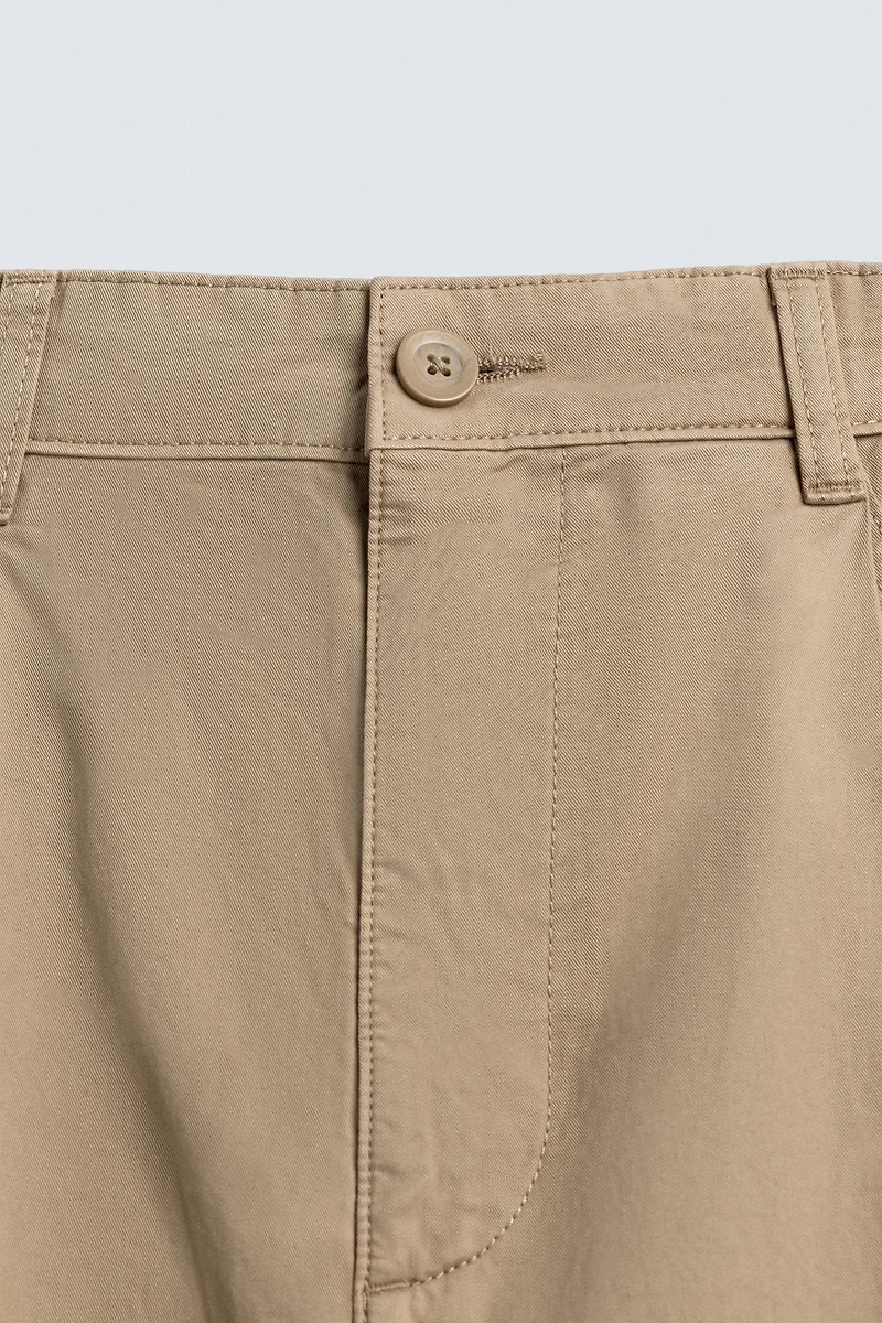 PLEATED WIDE FIT CHINO PANTS