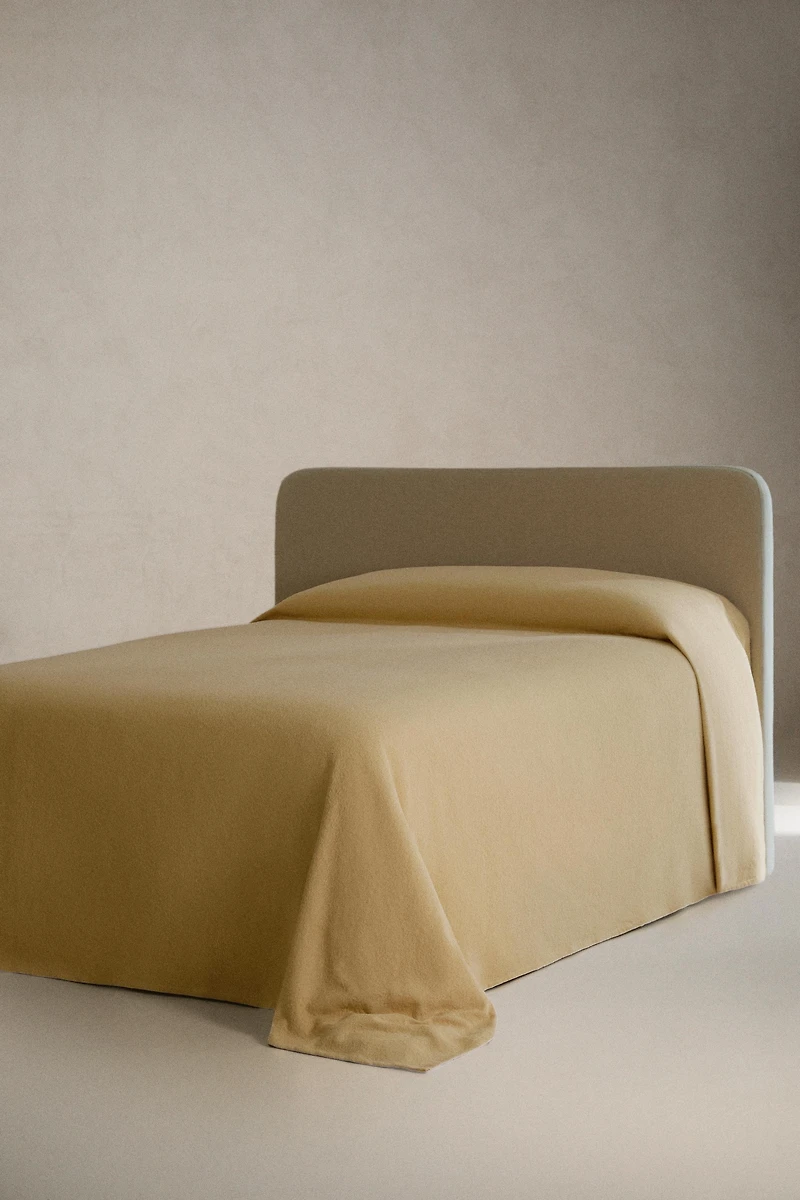 TEXTURED JACQUARD BEDSPREAD